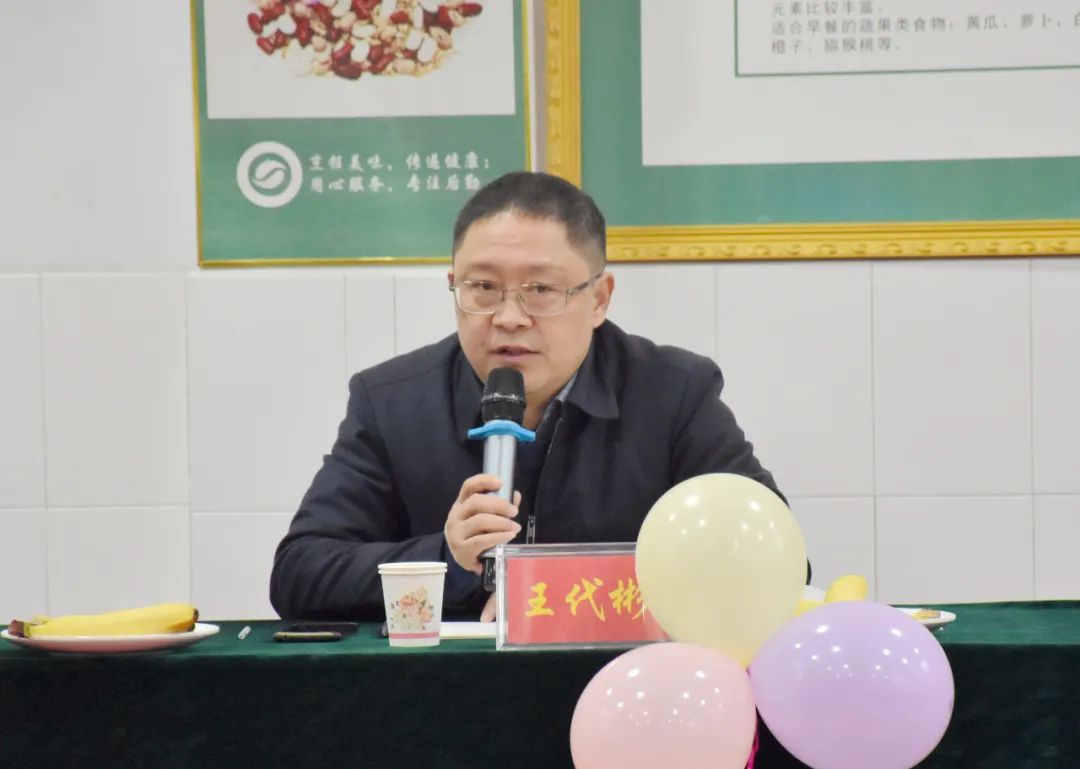 王代彬書(shū)記同青年教師交流.jpg