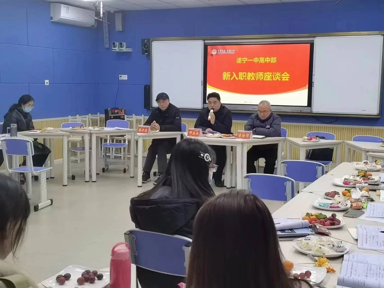 鄧再斌校長(zhǎng)與會(huì)青年教師交流.jpg