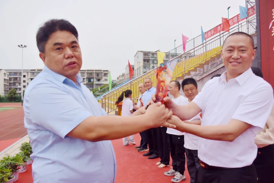 學(xué)校領(lǐng)導(dǎo)為獲獎(jiǎng)老師頒獎(jiǎng).jpg