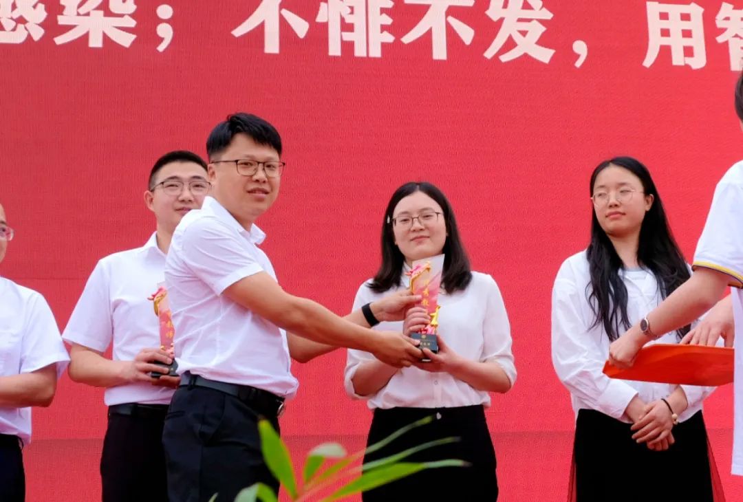學(xué)校領(lǐng)導(dǎo)為獲獎(jiǎng)老師頒獎(jiǎng)2.jpg