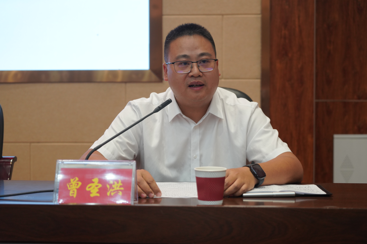 學(xué)校黨委委員、副校長(zhǎng)曾圣洪就分管工作作安排部署.png