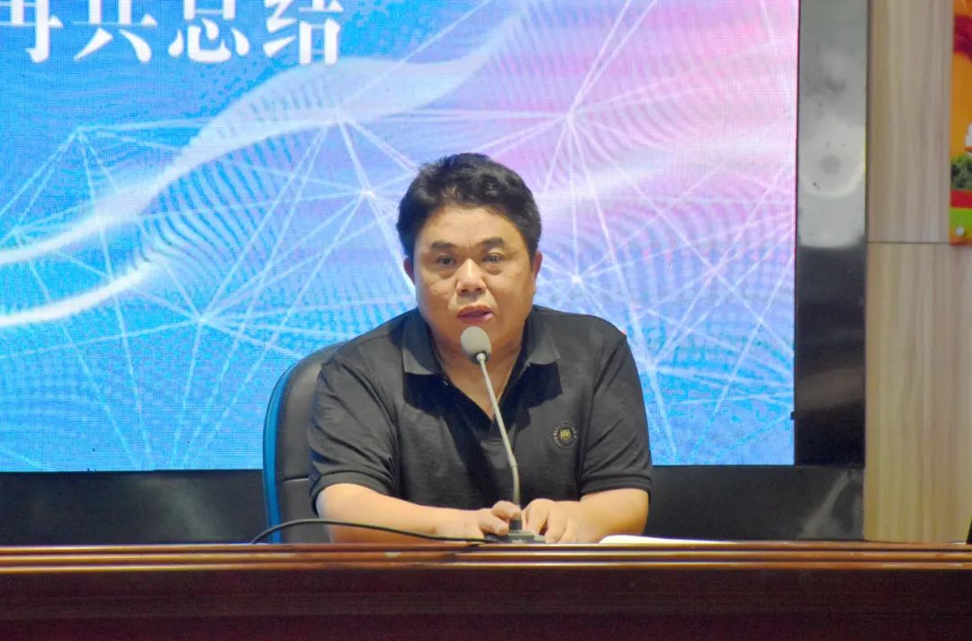 遂寧一中黨委副書記、校長鄧再兵總結(jié)本次培訓(xùn).jpg