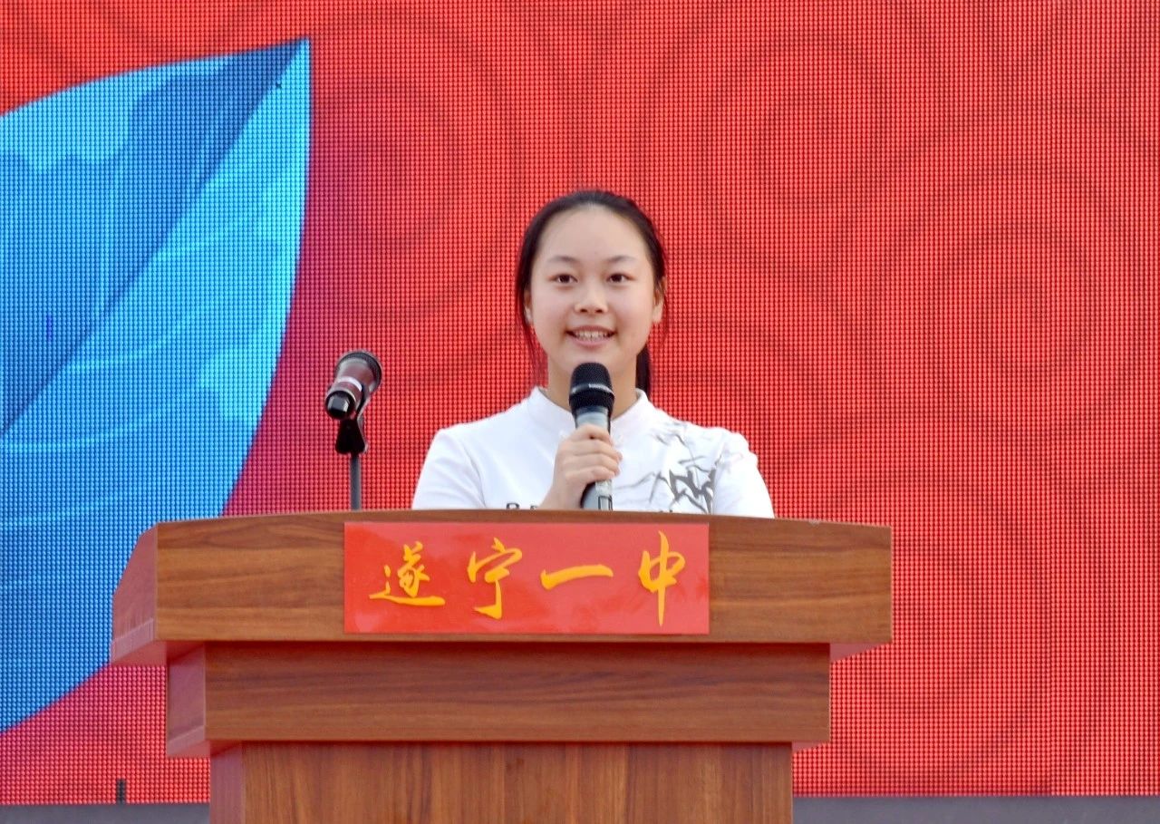 高一新生代表、高一（2）班唐雅琪發(fā)言.jpg