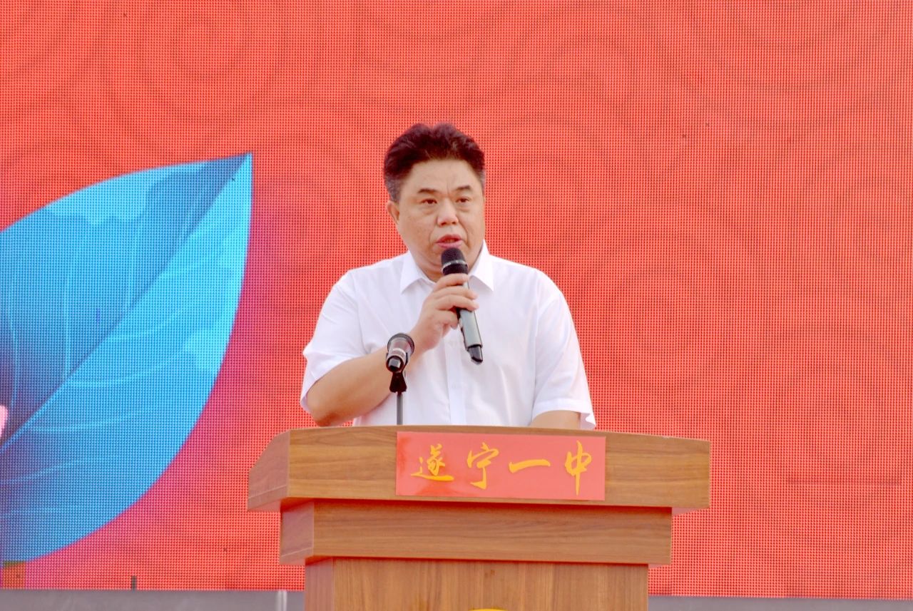 學校黨委副書記、校長鄧再兵宣布表彰名單.jpg